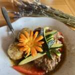 Ragout z baraniny z Kaczorowa*, białe wino, estragon, pieczone warzywa*