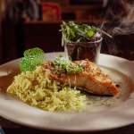 Łosoś, chrust migdałowy, ryż curry, sałata**, oliwa bazyliowa**