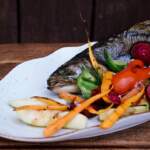 Pstrąg pieczony, warzywa grillowane, ziemniaki, sałata**, vinegret
